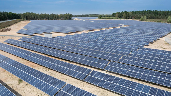 Regenerativer Strom aus dem Solarpark in Tännesberg produziert Blick auf den Solarpark in Tännesberg.