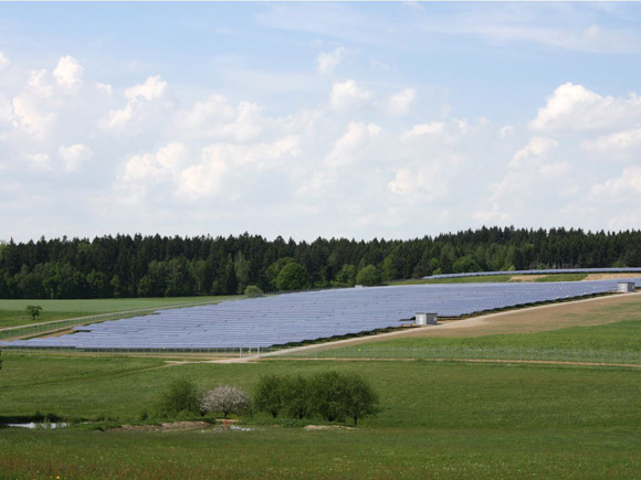 Regenerativer Strom aus dem Solarpark in Tännesberg produziert Blick auf den Solarpark in Tännesberg.